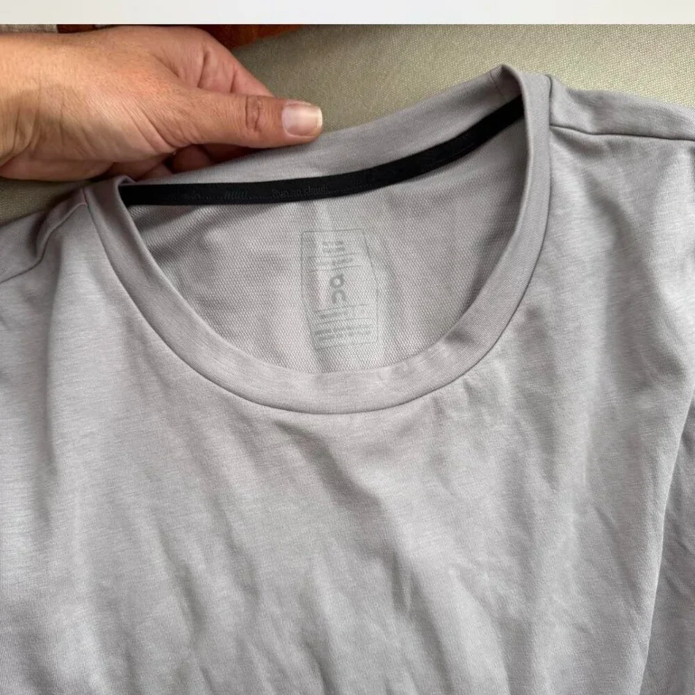 On Cloud Running Top Size Small - Picture 2 of 4